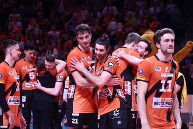 Spieler der Berlin Volleys freuen sich über den Meistertitel.