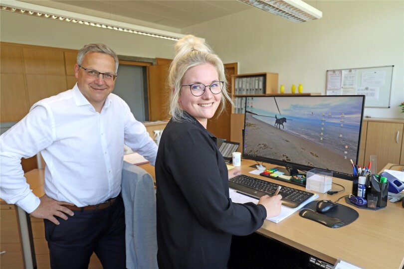 Die künftige Silberstadtkönigin Laura Schröter an ihrem Arbeitsplatz mit ihrem Chef Heiko Schwarz.