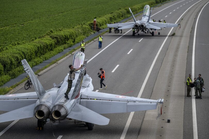 Zwei Kampfflugzeuge auf dem Autobahnabschnitt A1 in Payerne in der Schweiz: Seit den 70er Jahren sperrt die Luftwaffe regelmäßig Autobahnabschnitte um Übungsmanöver durchzuführen.