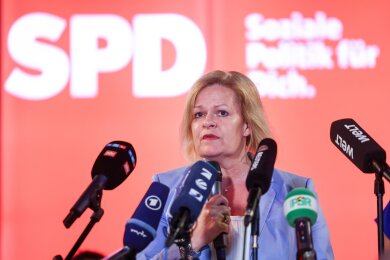 Nancy Faeser (SPD) will Privatadressen von Kommunalpolitikern besser schützen.