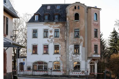 Die frühere Gaststätte Bismarck in Markneukirchen. Die Stadt treibt den Abriss per Duldungsverfügung voran.