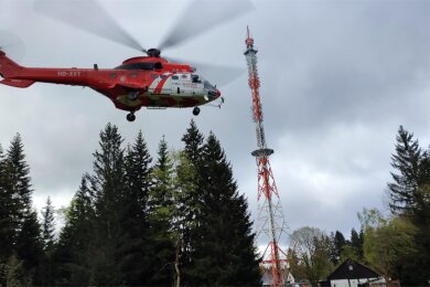 Der Hubschrauber vom Typ Super-Puma im Einsatz am Funkturm Schöneck.