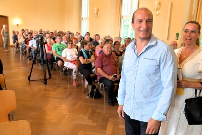 Der "König" sucht Volksnähe: Peter Fitzek mit seiner Lebensgefährtin Annett Ullmann auf einem Bürgerforum im Juli in Halsbrücke. 