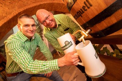Diese beiden Braumeister stehen für das Wiesn-Bier der Sternquell Brauerei Plauen: Sven Aurich ist 26 und setzt auf technische Möglichkeiten. Kay-Uwe Jüttner ist 60 und baut auf seinen Erfahrungsschatz.