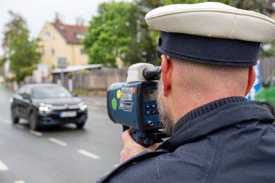 Ein Polizeibeamter nimmt in Nürnberg einen Verkehrsteilnehmer mit einem Messgerät ins Visier.