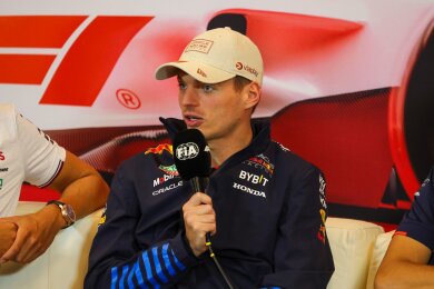 Formel-1-Weltmeister Max Verstappen bei einer Pressekonferenz in Monaco.