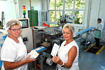 Hier werden Medizinprodukte der Kerma Verbandstoff GmbH in Hainichen steril verpackt: Ramona Fritzsche (l.) und Sylke Blumhagen an der neuen Verpackungsmaschine.
