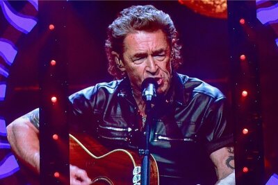 Kleiner Mann ganz groß: Peter Maffay bei seinem "Unplugged"-Konzert in der Arena Chemnitz.