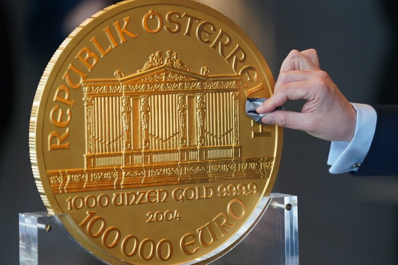 Eine Goldmünze mit einem Materialwert von derzeit 2,2 Millionen Euro ist in Hamburg ausgestellt worden. Die Münze wiegt 31 Kilogramm und misst 37 Zentimeter im Durchmesser, wie der Edelmetallhändler pro aurum mitteilte. Weltweit gibt es den Angaben zufolge lediglich 15 Stück davon.davon.