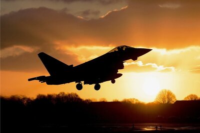 Ein Kampfflugzeug vom Typ Eurofighter Typhoon der Luftwaffe startet. Dieses Foto entstand auf einem Stützpunkt der Luftwaffe und nicht im Vogtland. 