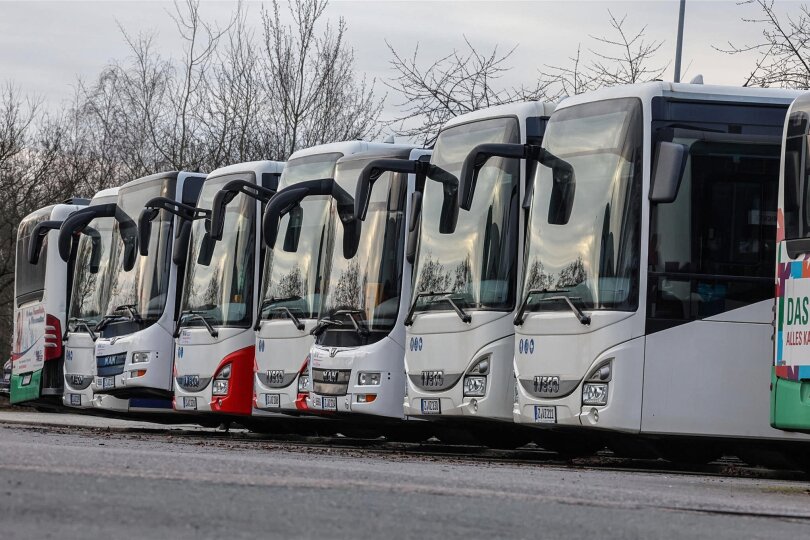 Bereits Anfang des Monats haben die Busfahrer beim Regionalverkehr Westsachsen (RVW) gestreikt. Das Foto zeigt Linienbusse am Streiktag im RVW-Betriebshof in Glauchau-Reinholdshain.