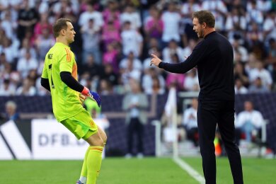 Bundestrainer Julian Nagelsmann hält an Manuel Neuer als Nummer eins im DFB-Tor fest.