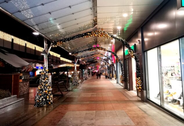 Das Chemnitz-Center vergangenen Donnerstag am späten Nachmittag. Von Weihnachtsgeschäft ist nichts zu spüren. Die Pandemieregeln verbannen Kunden oder bremsen die Einkaufslust. 
