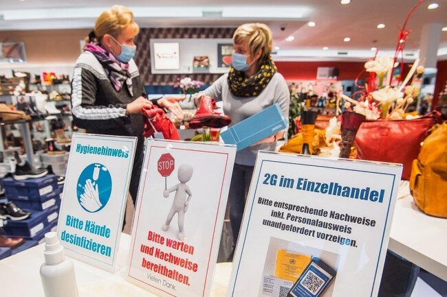 2G-Regel im Einzelhandel: Im Erzgebirge bleiben viele Kunden fern - Schuhhaus Schneider in Eibenstock: Inhaberin Silke Schneider-Hoffmann (l.) und Mitarbeiterin Hella Zajonc akzeptieren die 2G-Regel. 