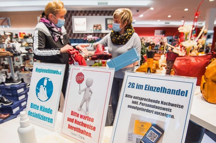 Schuhhaus Schneider in Eibenstock: Inhaberin Silke Schneider-Hoffmann (l.) und Mitarbeiterin Hella Zajonc akzeptieren die 2G-Regel. 