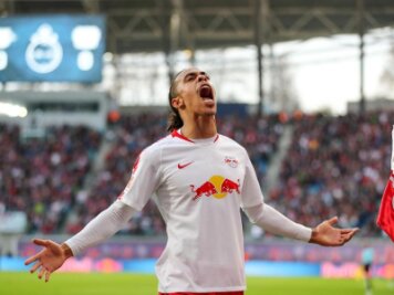 3:0 gegen Bayer Leverkusen: RB Leipzig klettert auf Rang drei - Freude pur bei Leipzigs Poulsen: Der Däne schreit nach dem wichtigen 1:0-Treffer seine Freude heraus.