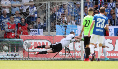 3:1 - Chemnitz unterliegt in Magdeburg - Keine Chance für den Chemnitzer Keeper Kevin Kunz: Philip Türpitz trifft zum 3:0 für Magdeburg.