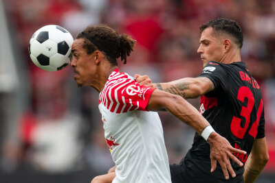 3:2 in Leverkusen: RB Leipzig verliert Saisonauftakt - Leverkusens Granit Xhaka (r) und Leipzigs Yussuf Poulsen kämpfen um den Ball.
