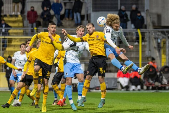 3. Liga: Dynamo Dresden dreht Auswärtspartie bei Münchner Löwen - Zum Kopfball-Duell stiegen in dieser Szene Dresdens Stefan Kutschke (l.) und Max Kulke sowie die beiden Löwenspieler Fynn Lakenmacher (2. v. l.) und Jasper Verlaat auf.