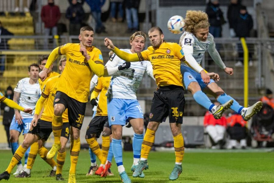 3. Liga: Dynamo Dresden dreht Auswärtspartie bei Münchner Löwen - Zum Kopfball-Duell stiegen in dieser Szene Dresdens Stefan Kutschke (l.) und Max Kulke sowie die beiden Löwenspieler Fynn Lakenmacher (2. v. l.) und Jasper Verlaat auf.