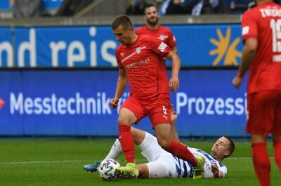 3. Liga: FSV Zwickau holt einen Punkt in Duisburg - FSV-Profi Maurice Hehne (Mitte) am Ball.