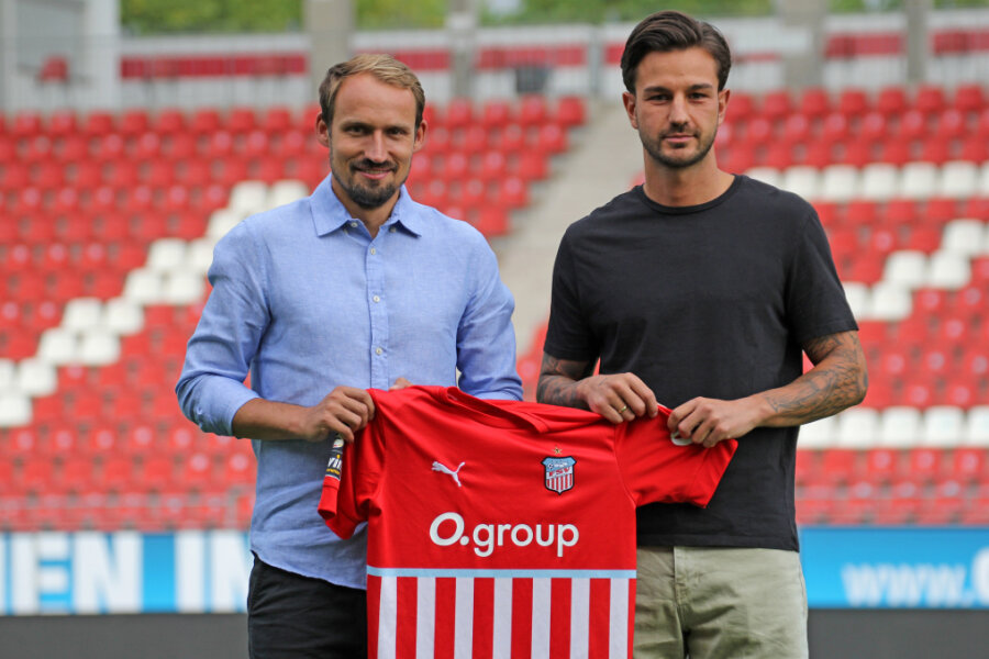 3. Liga: FSV Zwickau verpflichtet Filip Kusic - Filip Kusic (r.) wird von Sportdirektor Toni Wachsmuth begrüßt.