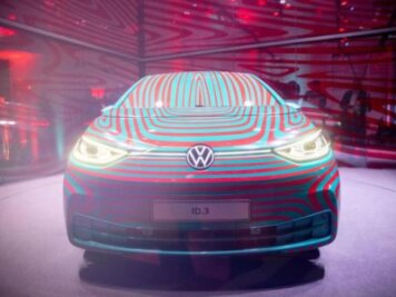 30.000 Vorbestellungen für VW-Elektroauto - Das neue Elektroauto ID der Marke Volkswagen wird in einem Glaswürfel präsentiert. 
