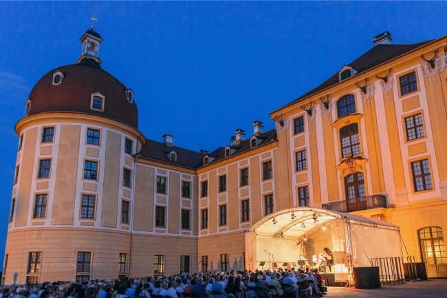 30. Auflage des Moritzburg Musikfestivals vor Abschluss: "Das hat eine gewisse Magie" - Seit Corona-Zeiten Konzertsaal unter freiem Himmel: Die Nordterrasse des Schlosses Moritzburg . Foto: Oliver Killig