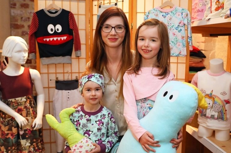 30-Jährige macht ihr Hobby zum Beruf - Sabrina Eisenhofer mit ihren beiden Kindern Emilia (links) und Leonie im Nähatelier in Werdau. 
