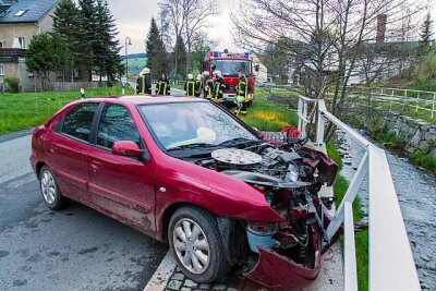 30-jähriger Autofahrer rast in Brückengeländer - 