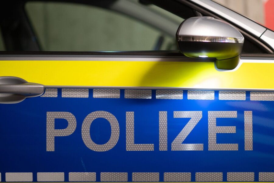 30-Jähriger greift Mann in Plauen mit Schlangring an - „Polizei“ ist auf der Tür eines Polizeiautos zu lesen.