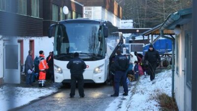 30-Jähriger nach Blockade von Flüchtlingsbussen in Einsiedel verurteilt - Demonstranten hatten Anfang Januar gegen die weitere Unterbringung von Flüchtlingen in Einsiedel protestiert und versucht, die Zufahrt zu blockieren.