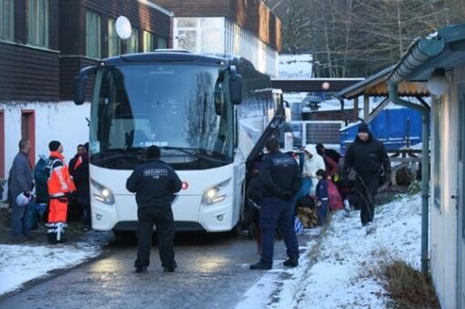 30-Jähriger nach Blockade von Flüchtlingsbussen in Einsiedel verurteilt - Demonstranten hatten Anfang Januar gegen die weitere Unterbringung von Flüchtlingen in Einsiedel protestiert und versucht, die Zufahrt zu blockieren.