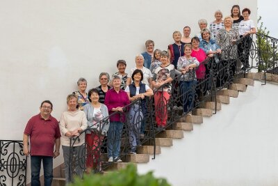 30 Jahre Frauenchor Rodewisch: "Dienstags geht es uns gut" - Die Sängerinnen des Rodewischer Frauenchores und Dirigent Andreas Schmidt feiern am Freitag, 15 Uhr, im Ratskeller ihr Jubiläum. 