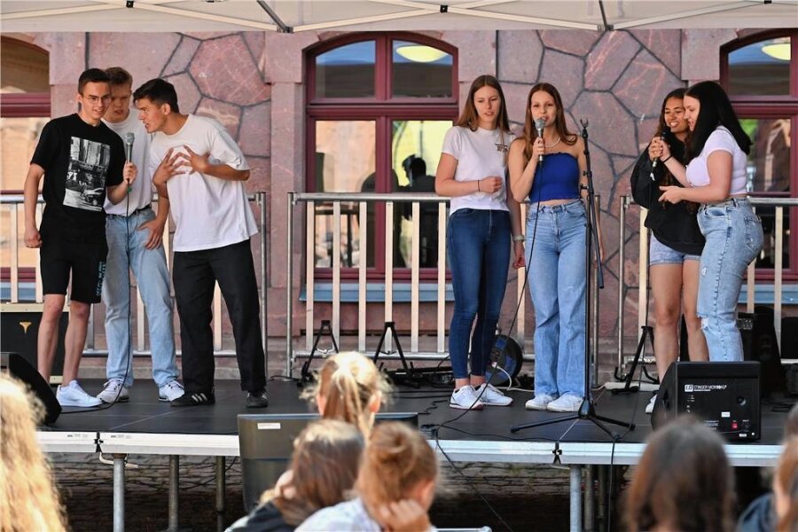 30 Jahre Gymnasium in Rochlitz: Von feierlich bis lustig - Beim Schulfest am Donnerstag hatten die Schüler ihren Spaß. Für gute Laune sorgte beispielsweise auch eine Karaoke-Show.