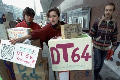 30 Jahre nach den Anti-Abschalt-Protesten: Der Radio-Mythos DT64 lebt immer noch - etwas - Jugendliche errichten am 29. November 1991 am Kulturpalast in Dresden bei einer Mahnwache gegen die Abschaltung des Senders DT64 eine Wand aus Papp-Radios. 