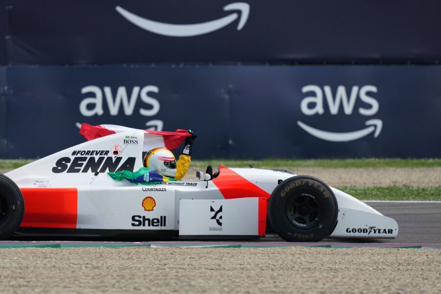 30 Jahre nach Sennas Tod: Vettel dreht Gedenkrunden in Imola - Der ehemalige Rennfahrer Sebastian Vettel fährt mit dem McLaren des verstorbenen Ayrton Senna vier Ehrenrunden.