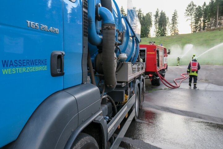 30 Minuten länger Wasser - Bei einer gemeinsamen Übung in Johanngeorgenstadt haben die Wasserwerke Westerzgebirge die Feuerwehren Johanngeorgenstadt und Albernau mit Wasser aus drei Saugwagen unterstützt. 