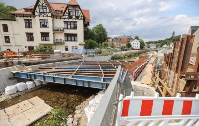 Die Brückenbaustelle der Würschnitzbrücke an der B95 am Beginn des Harthauer Berges. Spätestens Anfang kommenden Jahres soll dort das Abbiegen in Richtung Klaffenbach wieder möglich sein.