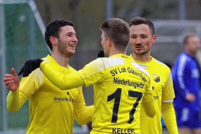Philipp Keller (Nummer 17) und seine Teamkameraden vom SV Lok Glauchau/Niederlungwitz hatte in dieser Saison viel Grund zur Freude, wie hier beim 8:1-Sieg über Wilkau-Haßlau. Doch auch nach einer derben Klatsche kam das Lachen im Team schnell zurück. 