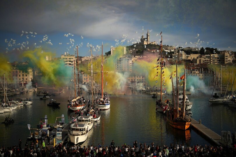 Das dreimastige Segelschiff "Belem" erreicht mit der olympischen Flamme an Bord den Alten Hafen von Marseille und wird mit einem Feuerwerk begrüßt.