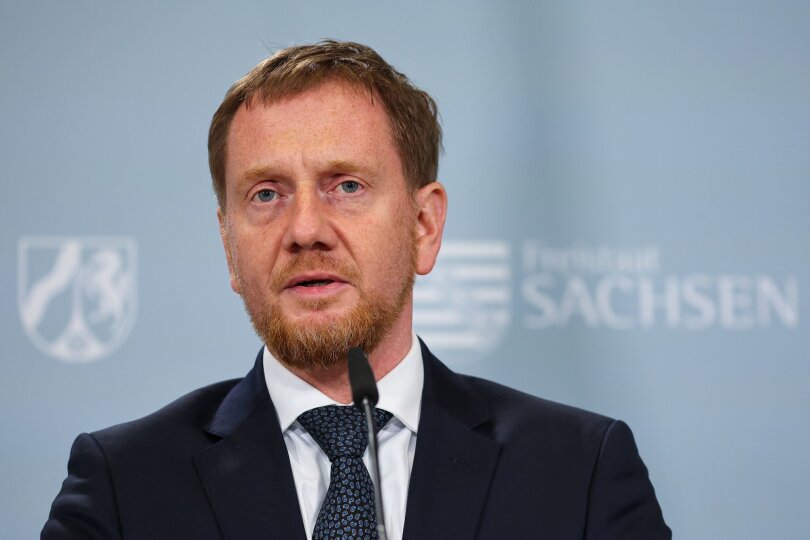 Michael Kretschmer (CDU), Ministerpräsident von Sachsen, spricht nach der gemeinsamen Kabinettssitzung mit Nordrhein-Westfalen in einer Pressekonferenz in der Baumwollspinnerei.
