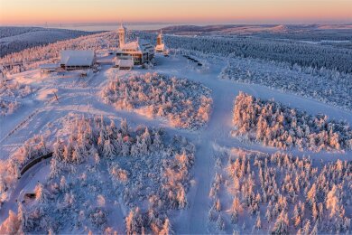 Der Fichtelberg ist im Winter wie im Sommer ein Anziehungspunkt für Touristen. Künftig wird Angeboten außerhalb der Skisaison aber eine noch größere Bedeutung zukommen. Deshalb ist das neue Konzept darauf ausgerichtet, Oberwiesenthal zum attraktiven Ganzjahresreiseziel zu entwickeln.