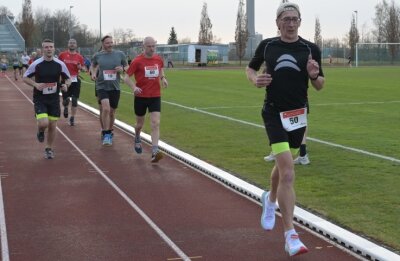 Die Sportler des Stundenlaufs konnten nach zwei Jahren Coronapause endlich wieder ihre Runden im Sportforum Eckersbach drehen. 