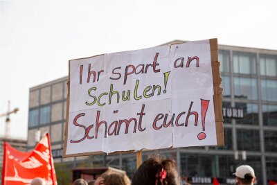 Sachsen Lehrer streiken – hier ein Foto vom Lehrerstreik für kleinere Klassen in Berlin vor einem Monat.