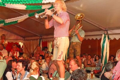 Ausgelassene Stimmung wird am Samstag in der Stadthalle Werdau zum Oktoberfest herrschen.