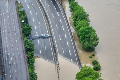 Die Autobahnauffahrt zur A620 in Saarbrücken ist überschwemmt. Heftiger Dauerregen hat im Saarland vielfache Überflutungen und Erdrutsche verursacht.