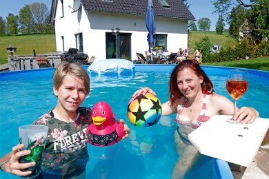 Nina (re.) und Selina Schories erfrischten sich am Mittwoch im Pool am Eigenheim in Erlbach-Kirchberg.