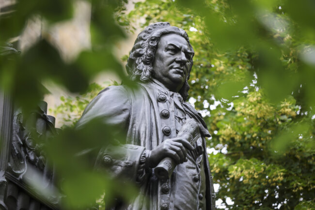 Mit Bachs Denkmal vor der Thomaskirche ist es nicht getan. 273 Jahre nach dem Tod des Thomaskantors ist streng genommen die ganze Musikwelt Leipzigs ein höchst lebendiges Denkmal, das Bachs markante Züge trägt.