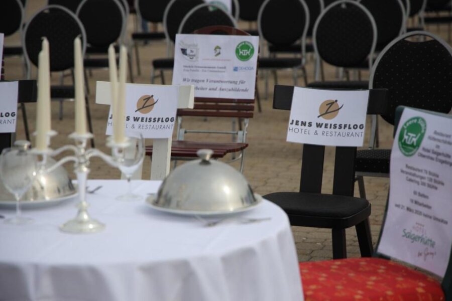 300 leere Stühle: Gastronomen fordern Zuschüsse als Hilfen - 